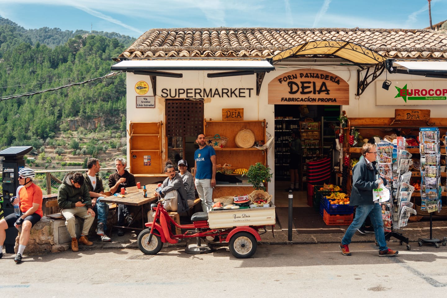 Une rue de village à Majorque, boulangerie et table dehors.