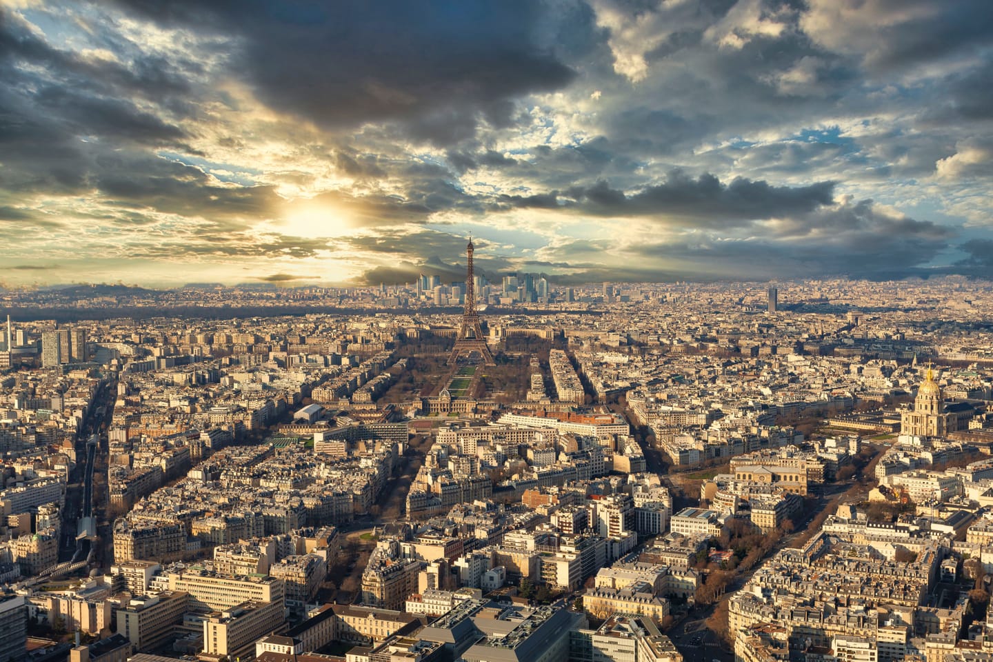 Toits de zinc de Paris depuis une terrasse.
