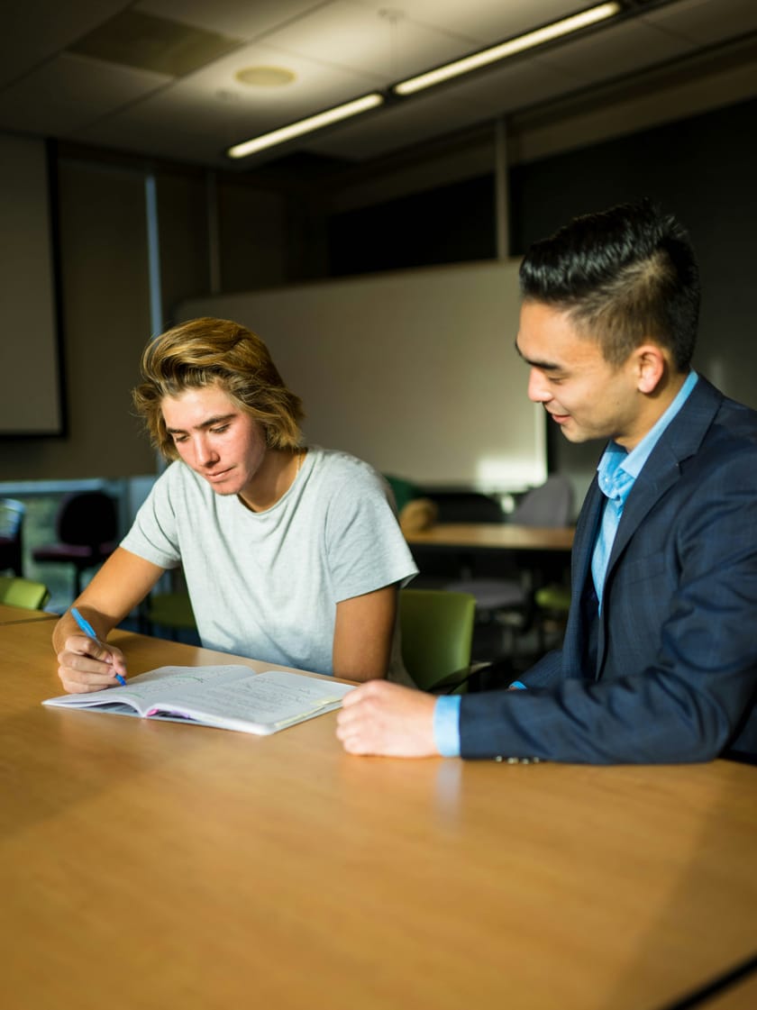 Un échange clair entre un conseiller et un étudiant.