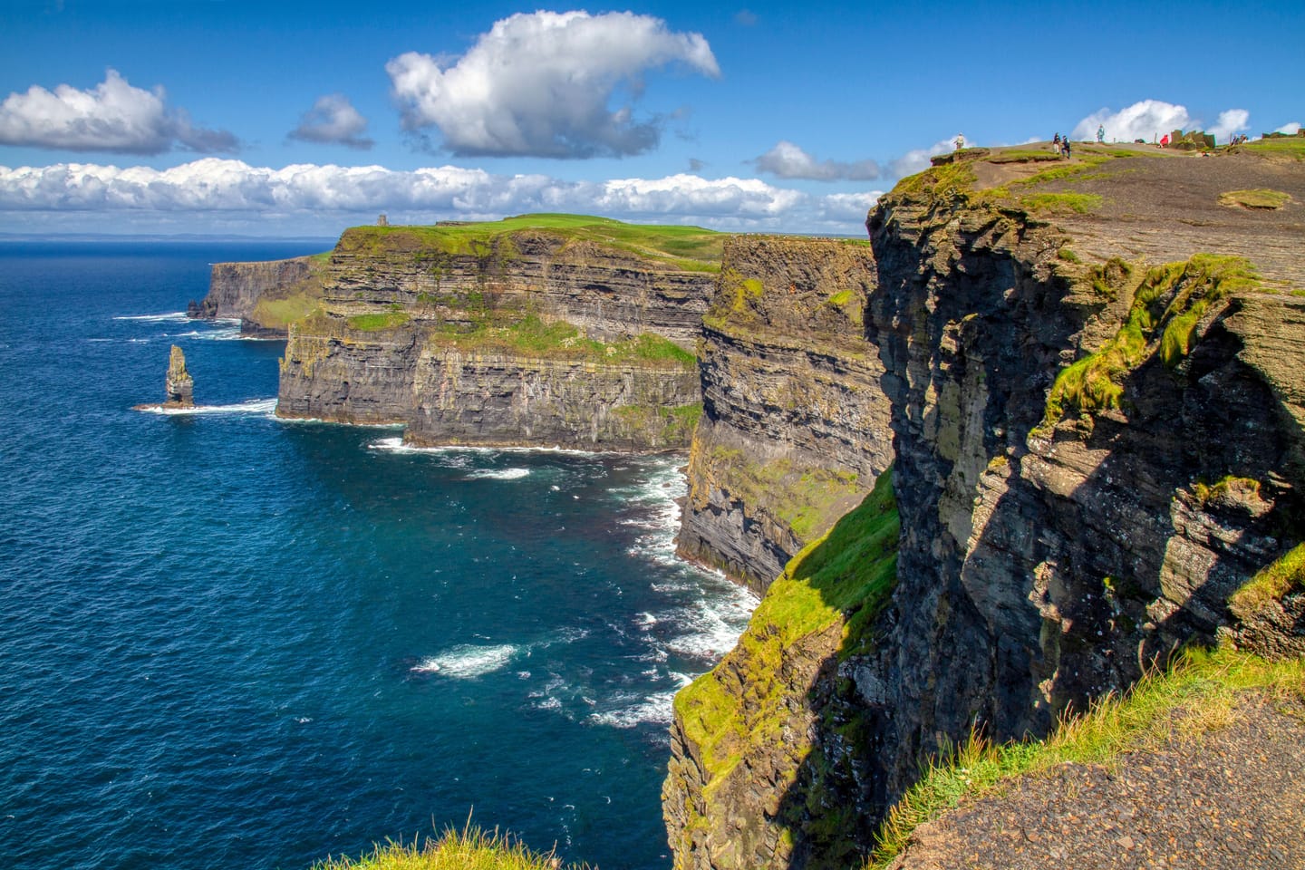 Falaises de Moher au-dessus de l'Atlantique.