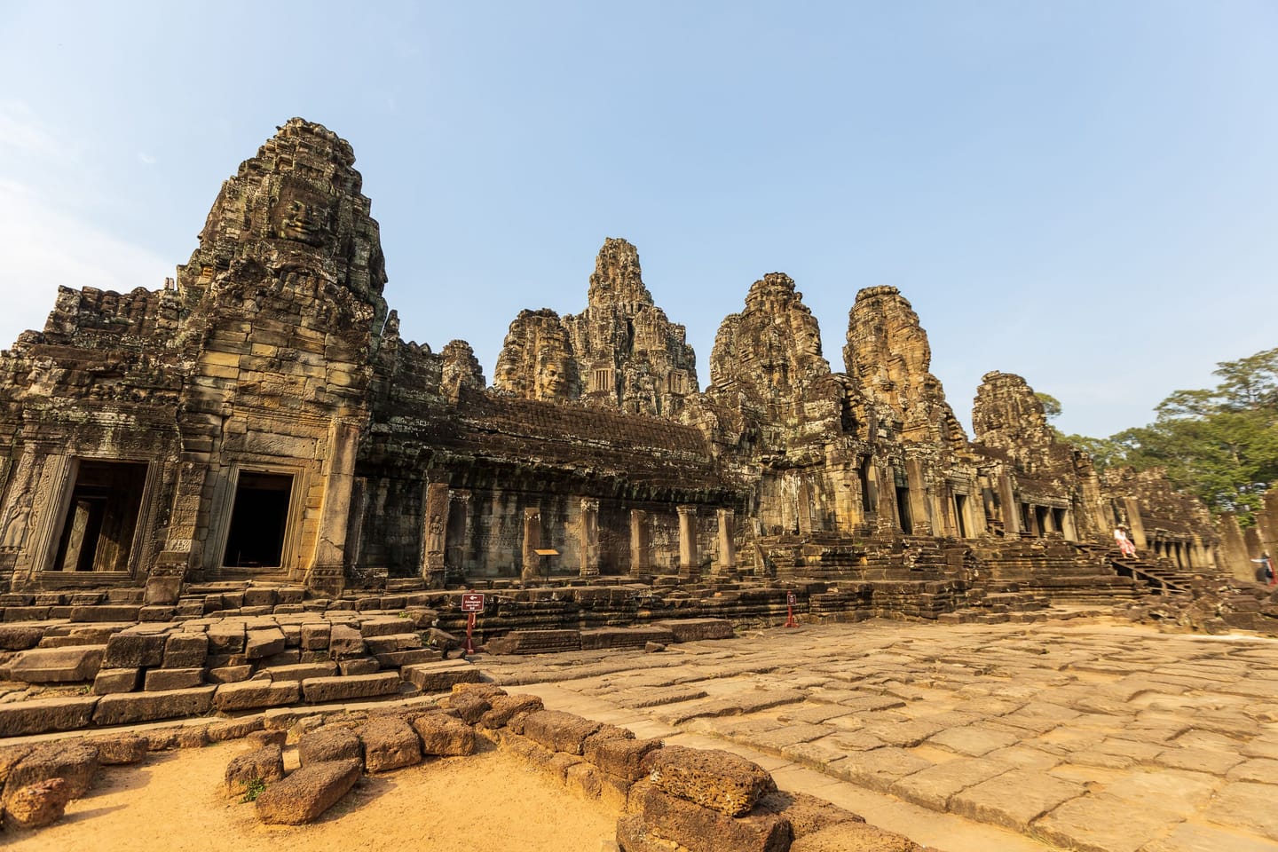 Le lever du jour sur les tours d'Angkor, jungle dans la brume.