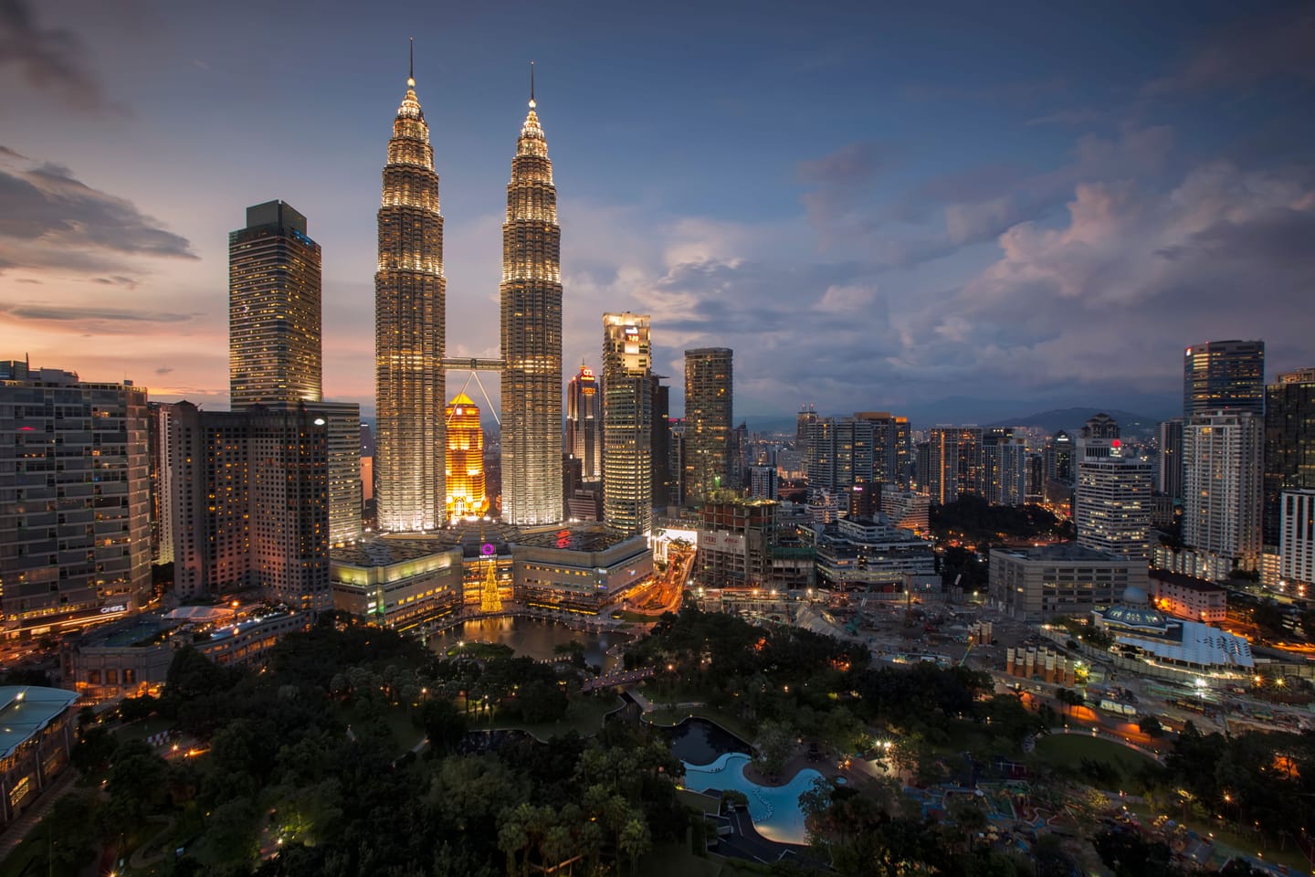 Les tours Petronas au crépuscule.