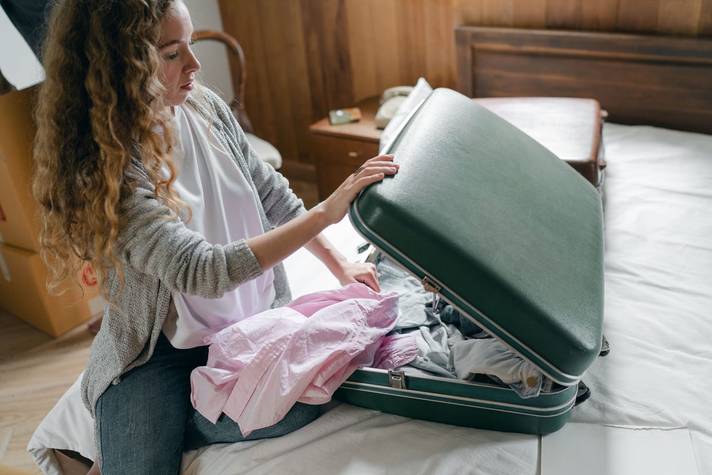 Une valise ouverte, prête pour une saison.