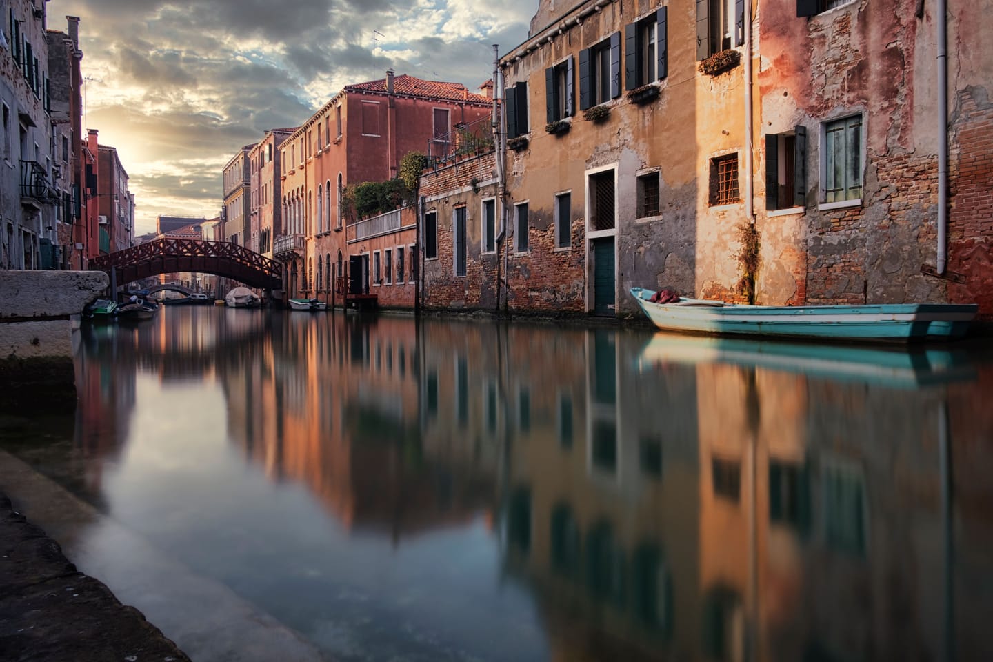 Pont sur un canal de Venise à la lumière du soir.