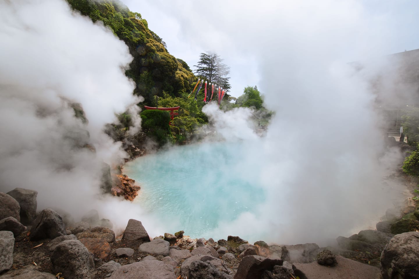 Le bain fumant d'un ryokan, neige au dehors.