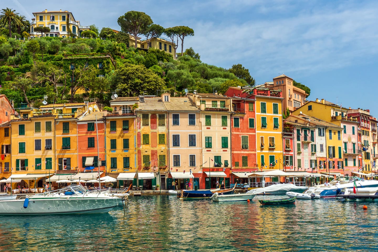Les façades ocre de Portofino au-dessus des barques du port.