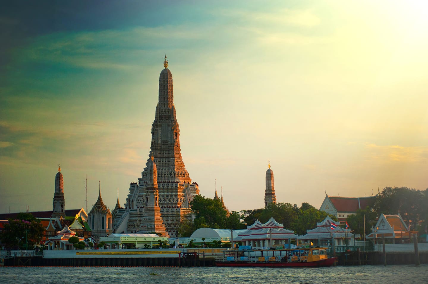 Le Wat Arun à l'aube, toits dorés au fil du fleuve.