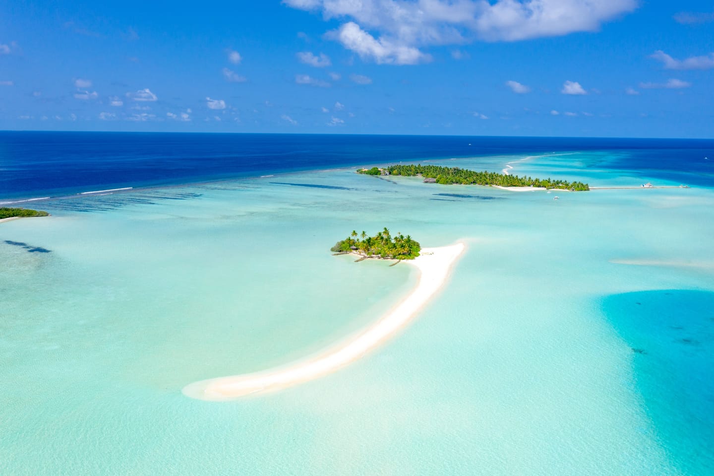 Un banc de sable blanc posé au milieu du bleu.