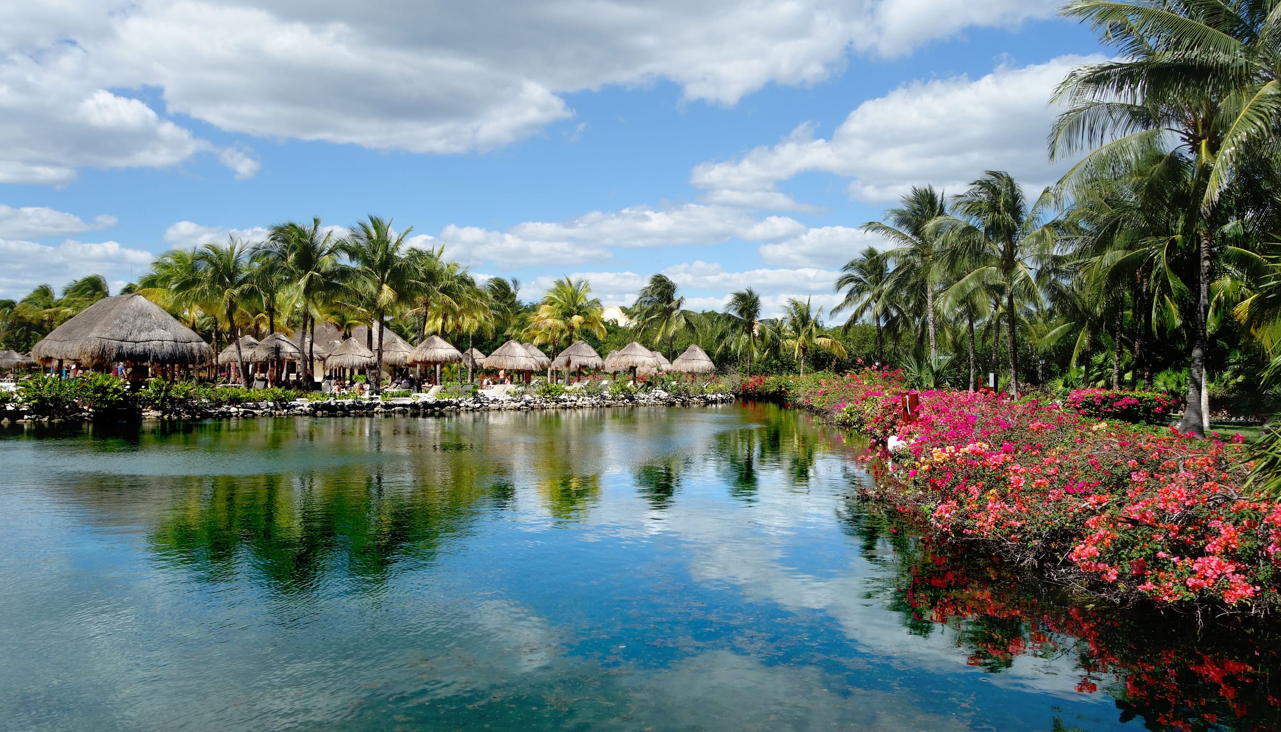Plage de la Riviera Maya, resort et mer turquoise.