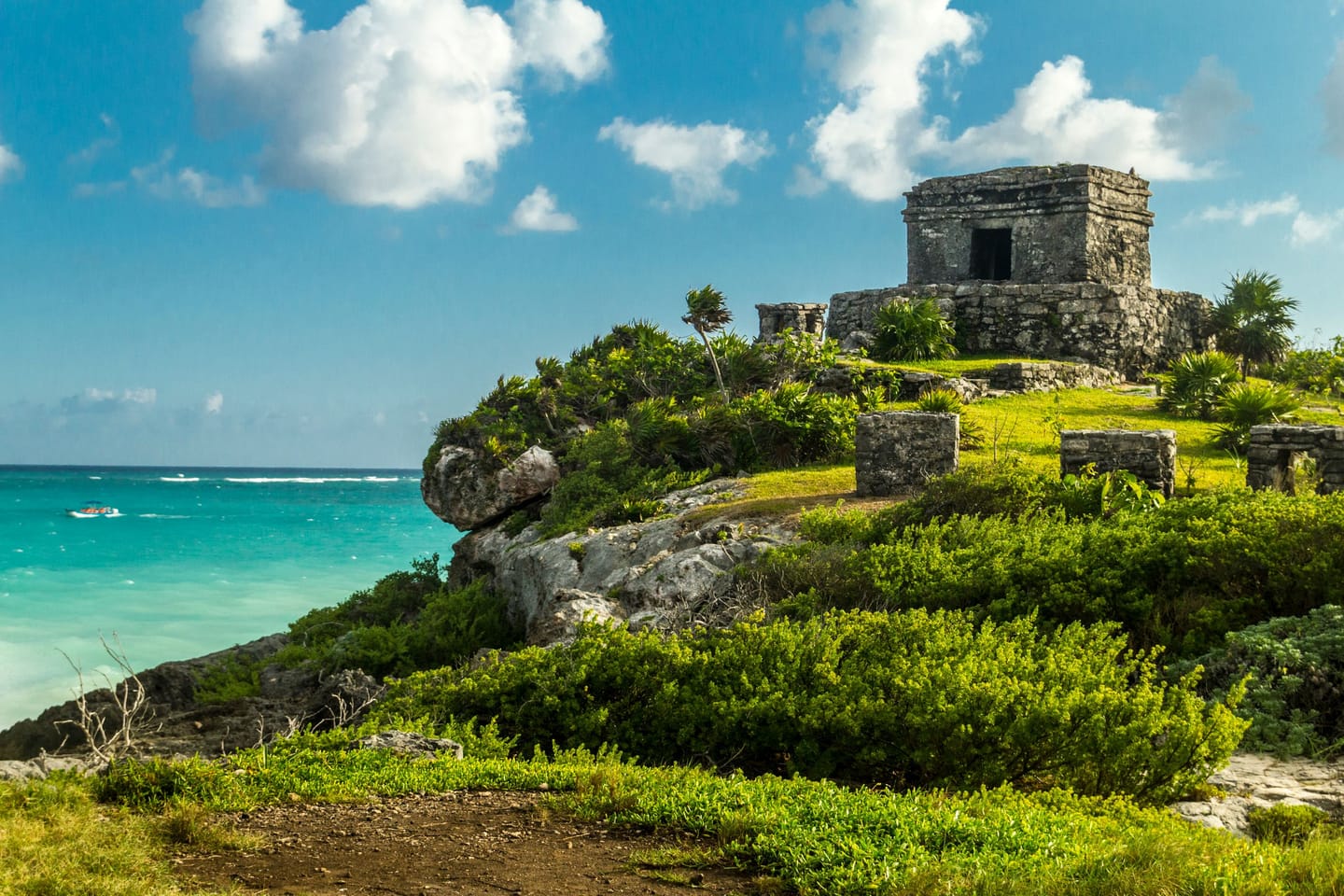 Pyramide maya de Tulum au-dessus de la mer.