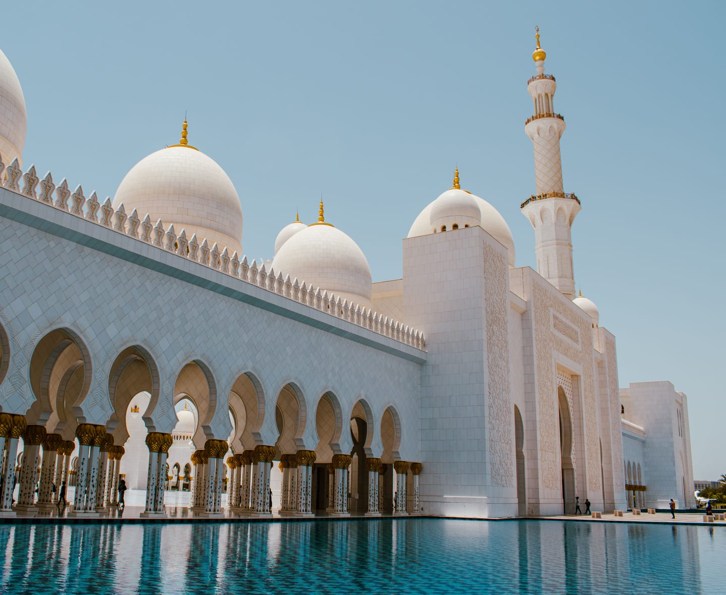 Sheikh Zayed Mosque in Abu Dhabi at dusk.