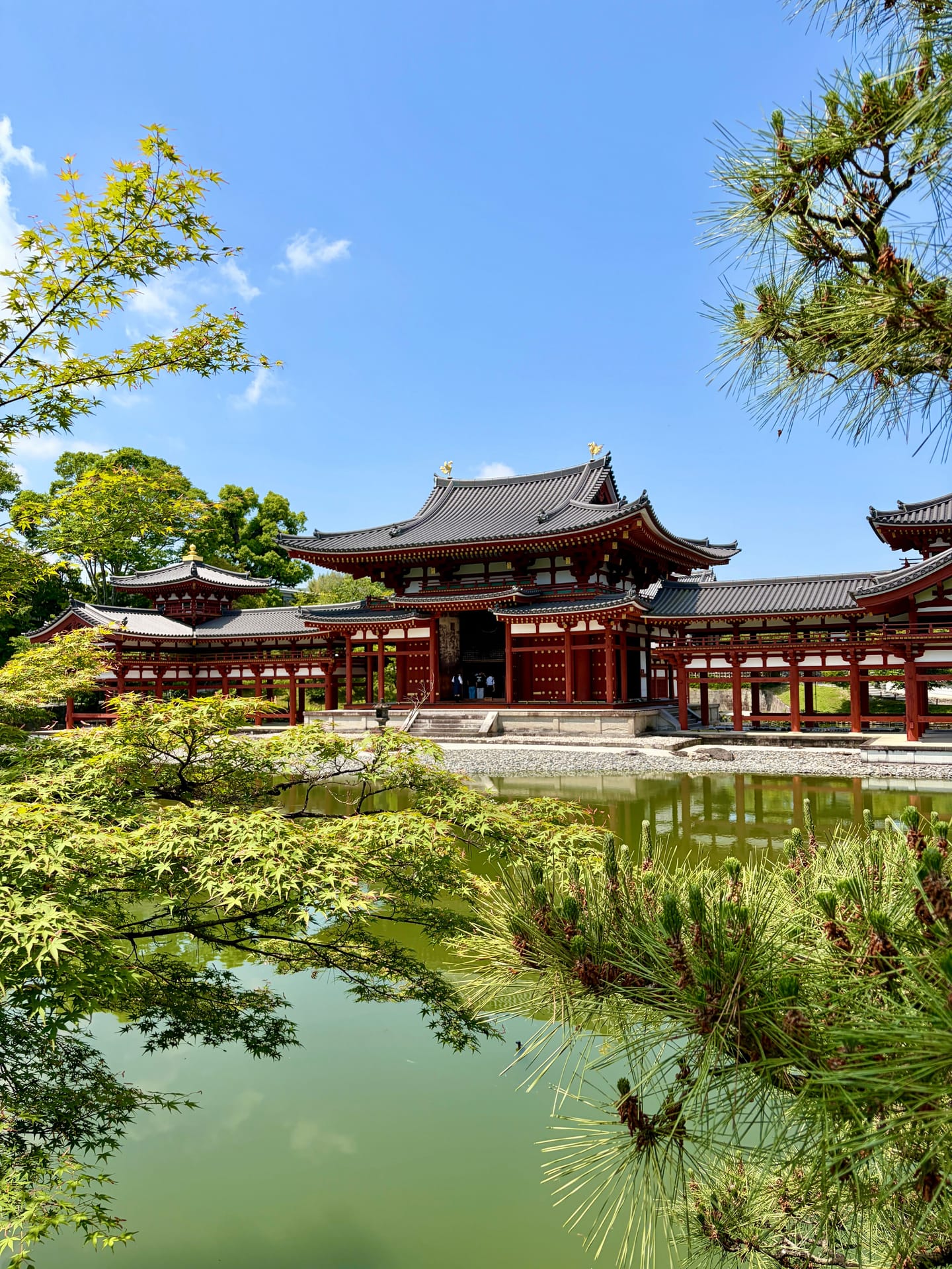 L'entrée d'un ryokan de luxe, lanternes et gravier ratissé.