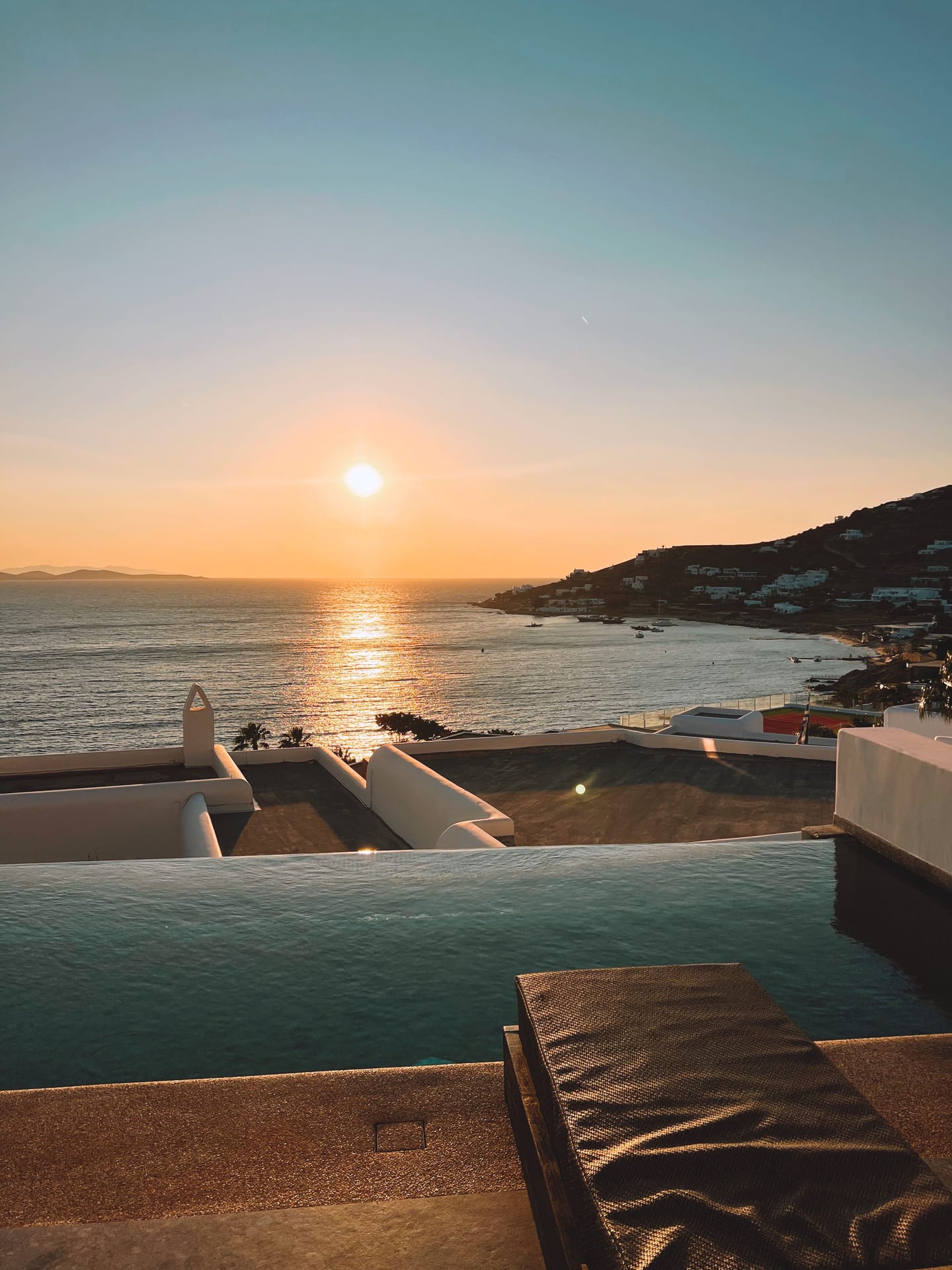 Terrasse d'un resort des Cyclades, service du soir face à la mer.