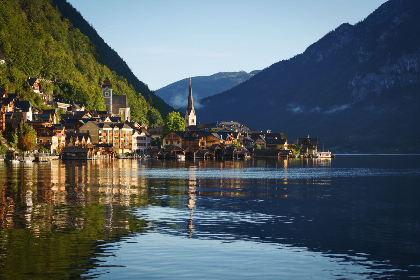 Lac du Salzkammergut, village posé au bord de l'eau.