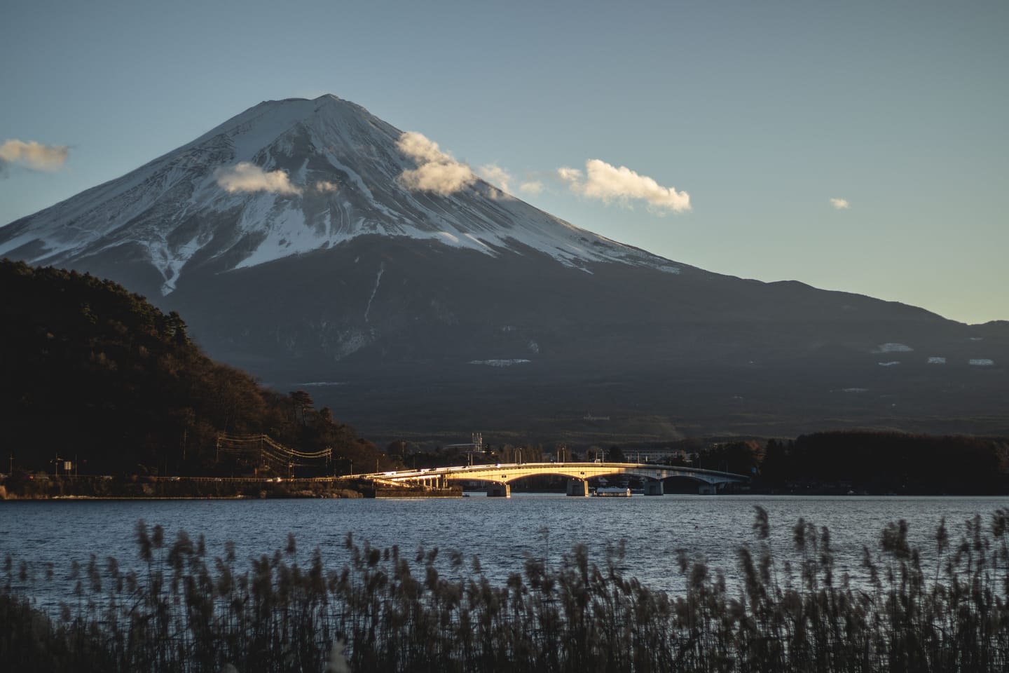 Le mont Fuji depuis le lac Kawaguchi au petit matin.