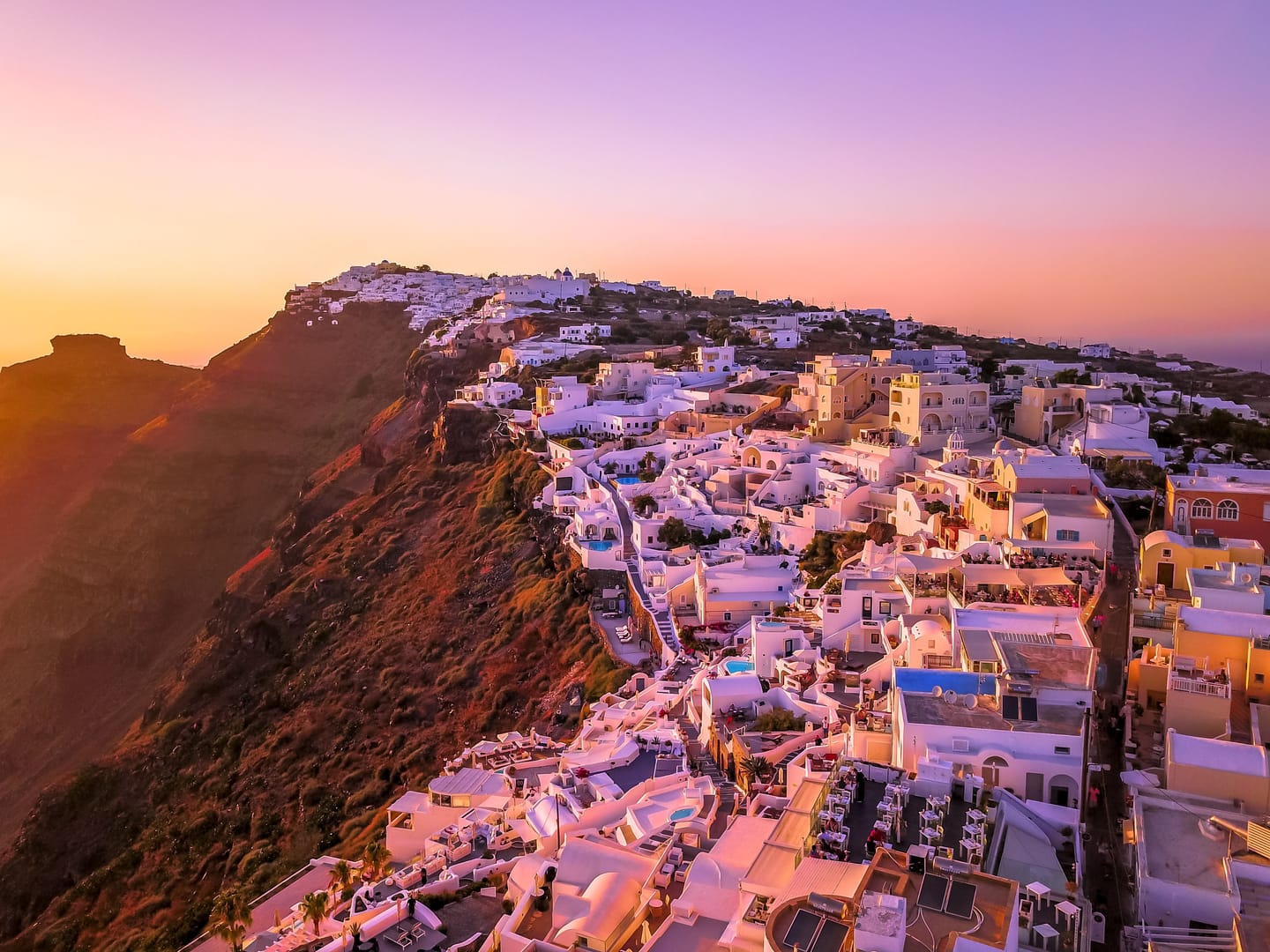 Coucher de soleil sur la caldeira de Santorin.