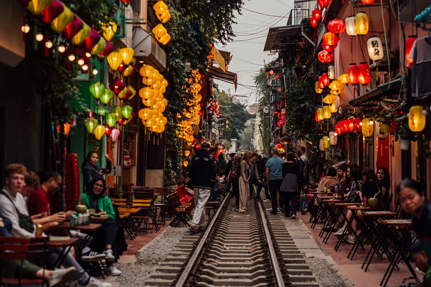 Les lanternes de Hoi An à la tombée de la nuit.