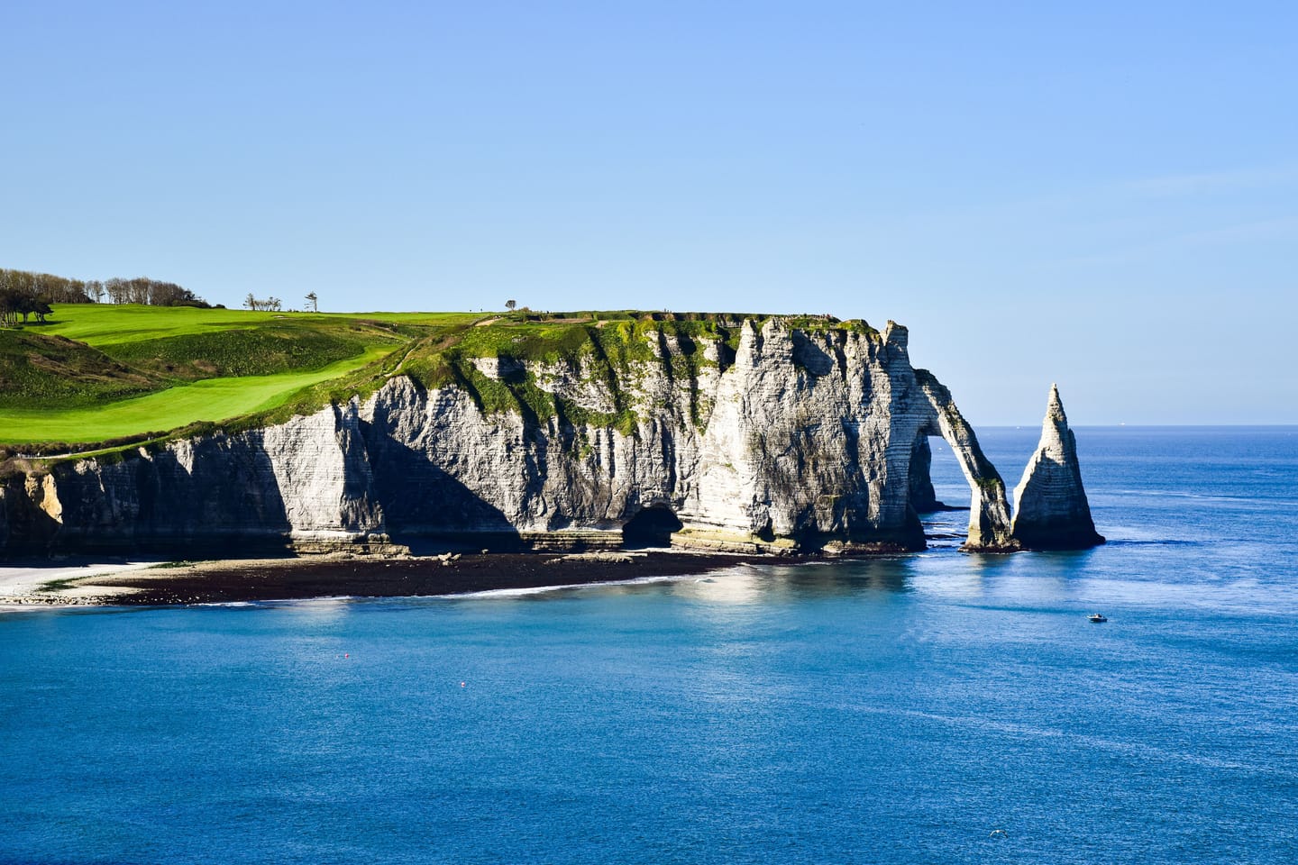 Les falaises d'Étretat, l'arche et l'aiguille au-dessus de la mer.