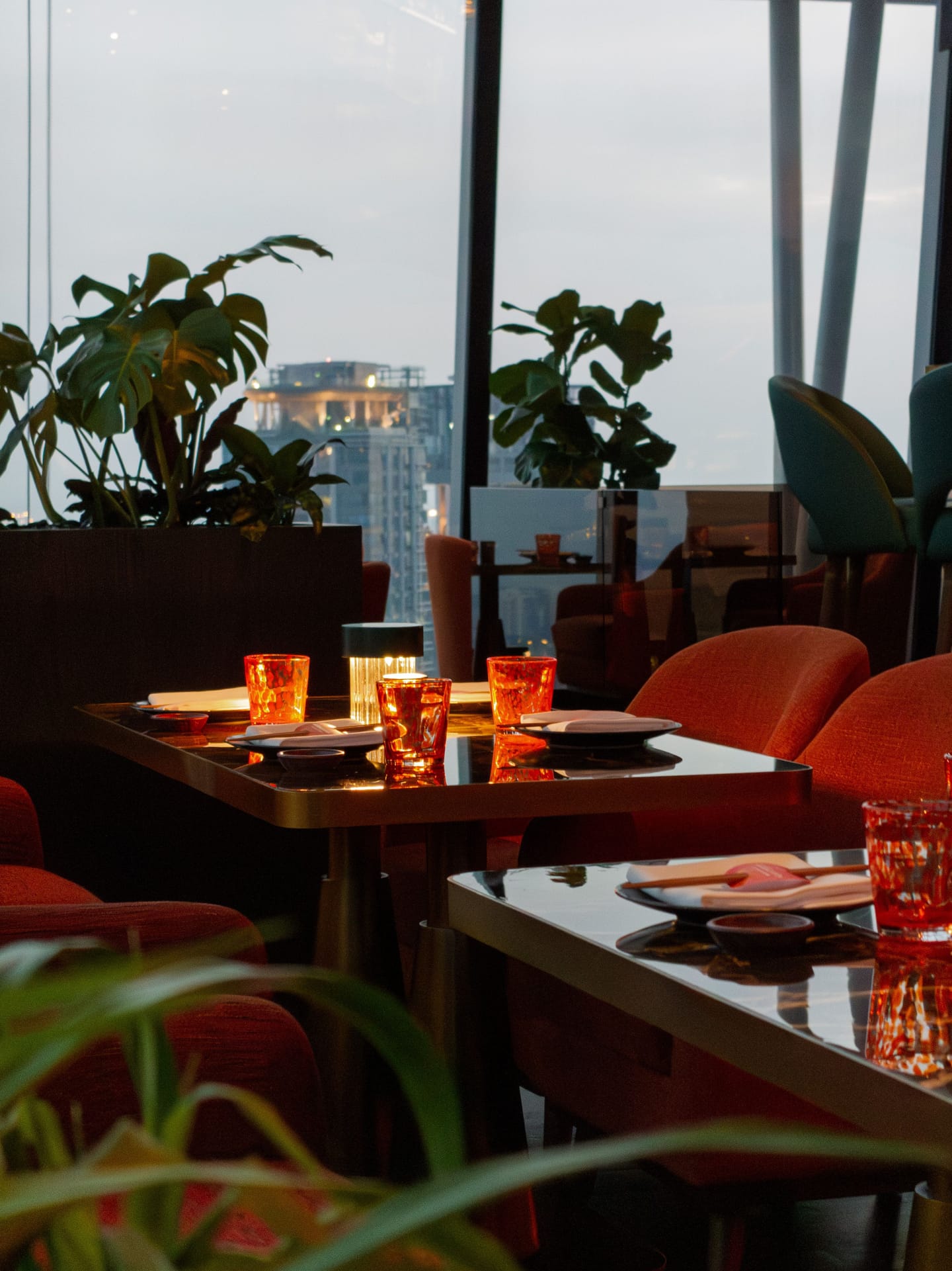 Le rooftop d'un palace au-dessus de la ville, mise en place du soir.