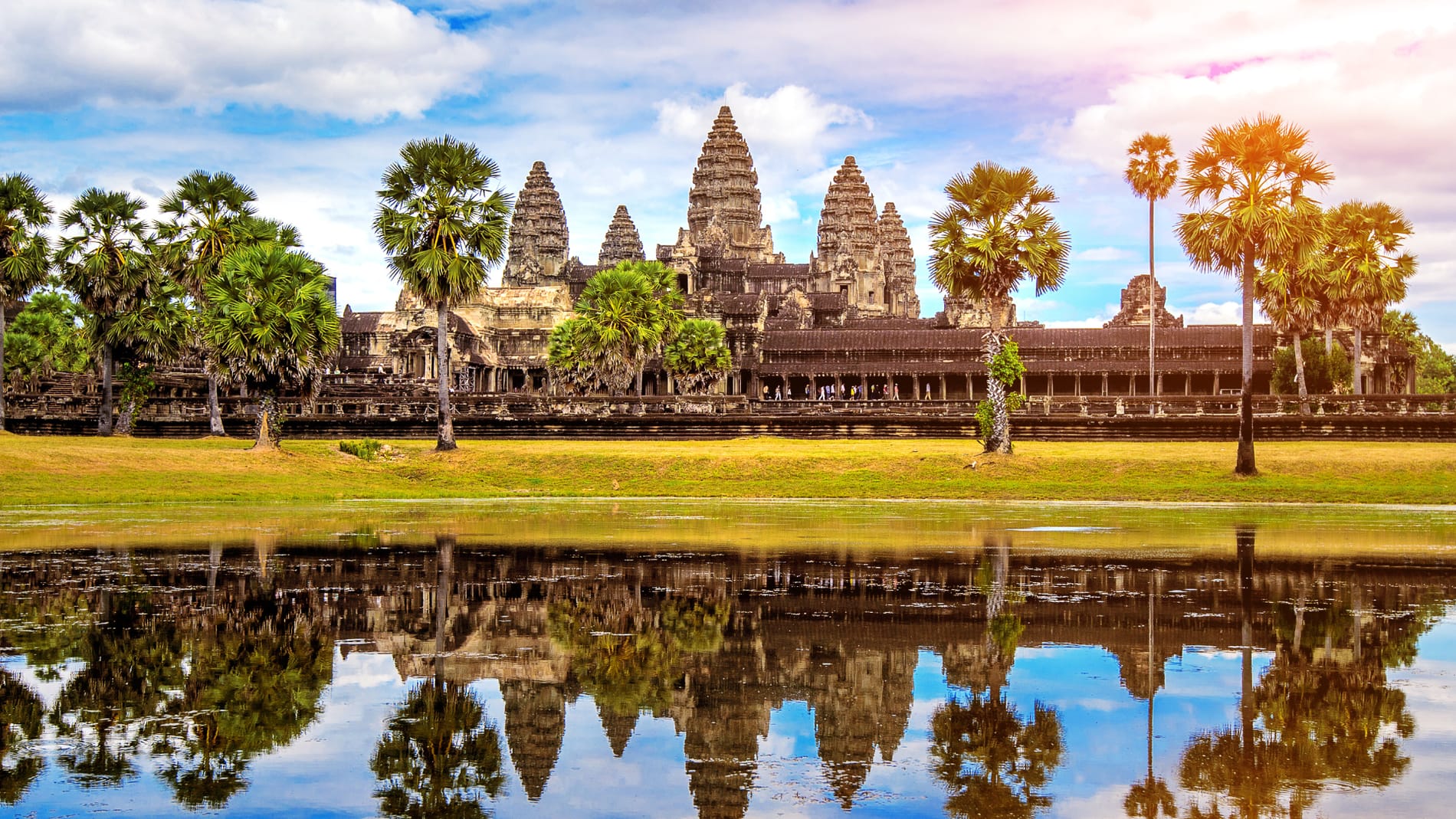 Une porte de pierre d'Angkor au lever du jour.