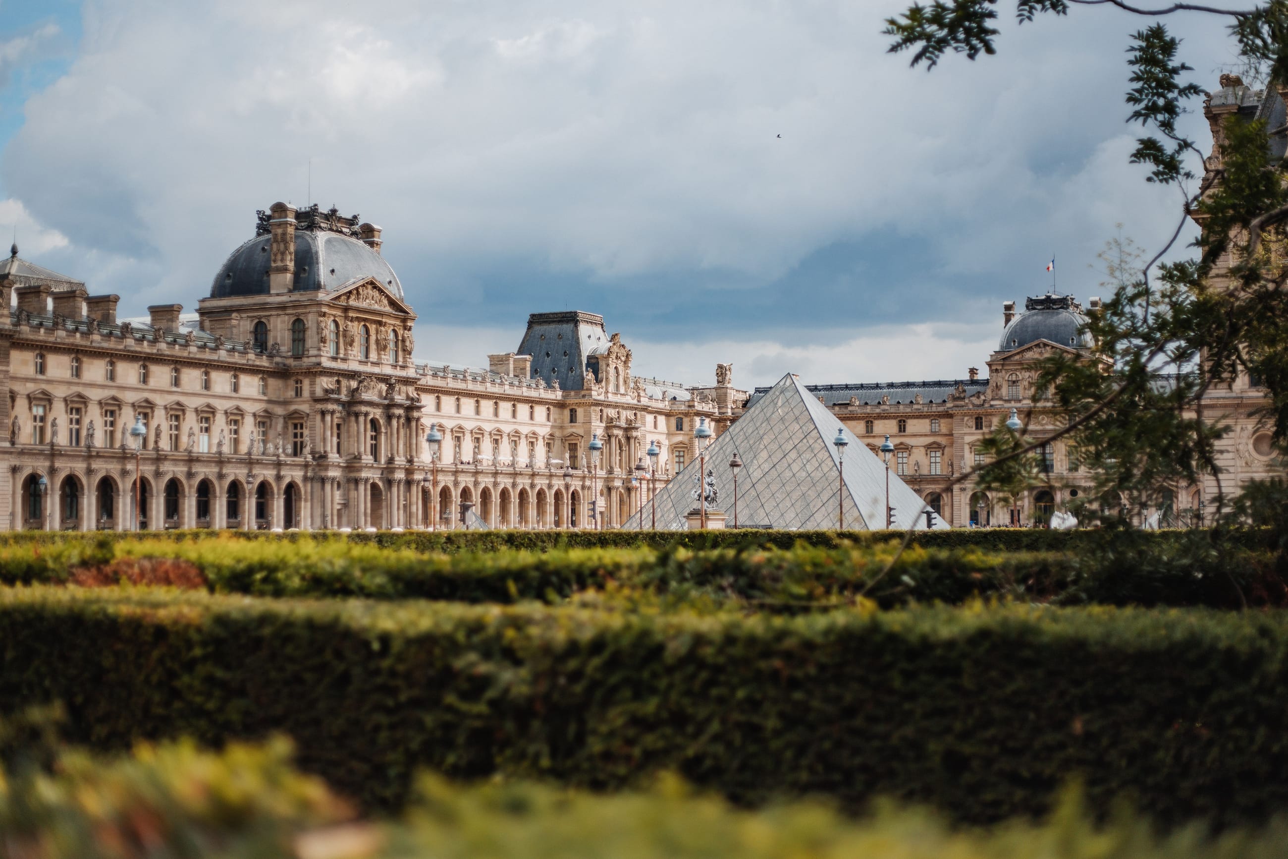 Façade d'un palace parisien au petit matin.